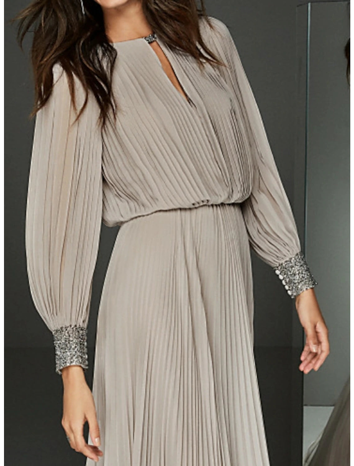 Abito da madre della sposa a trapezio, elegante e lussuoso, con scollo gioiello, lunghezza pavimento, in chiffon, maniche lunghe, bottoni, pieghe e perline.